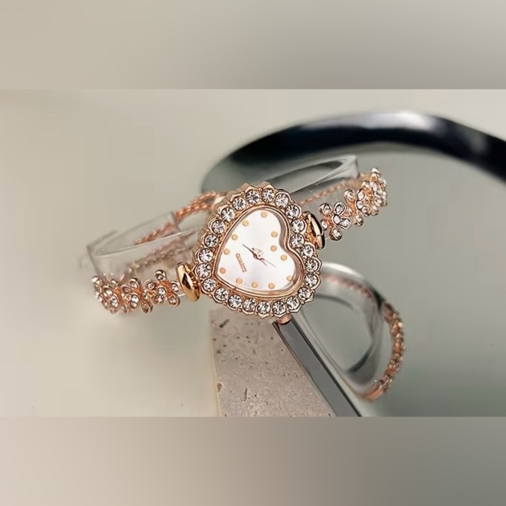 Elegant Heart-Shaped Rose Gold Bracelet - Picture 4 of 6